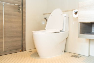 Banyo içindeki klozet kapağı.