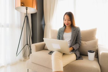 Birlikte bilgisayar ve dizüstü bilgisayar kullanarak güzel bir Asyalı portresi