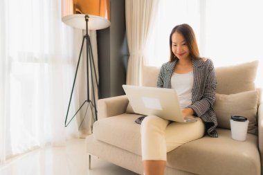 Birlikte bilgisayar ve dizüstü bilgisayar kullanarak güzel bir Asyalı portresi