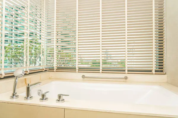 Красивый роскошный интерьер с белой ванной — стоковое фото