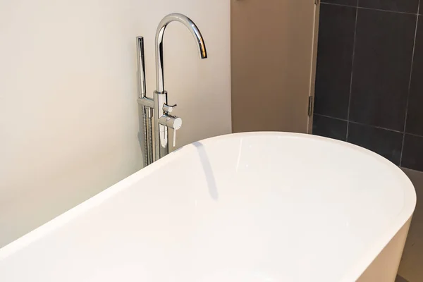 白の豪華な浴槽の装飾インテリア — ストック写真