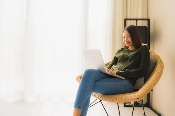 Porträt schöne junge asiatische Frauen mit Computer oder Laptop — Stockfoto