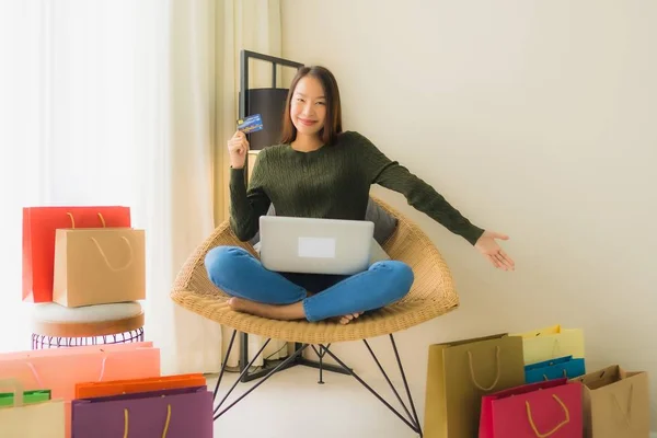 Portret mooie jonge aziatische vrouwen met behulp van computer laptop of sm — Stockfoto