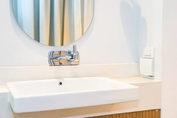 Wasserhahn Waschbecken Dekoration im Badezimmer — Stockfoto