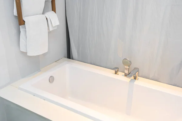 Bañera de lujo blanca decoración interior — Foto de Stock
