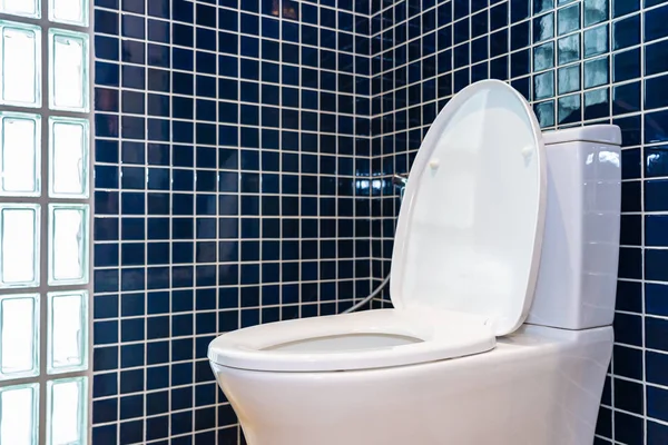 Cuenco de asiento de inodoro en baño interior — Foto de Stock