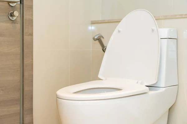 Cuenco de asiento de inodoro en baño interior —  Fotos de Stock