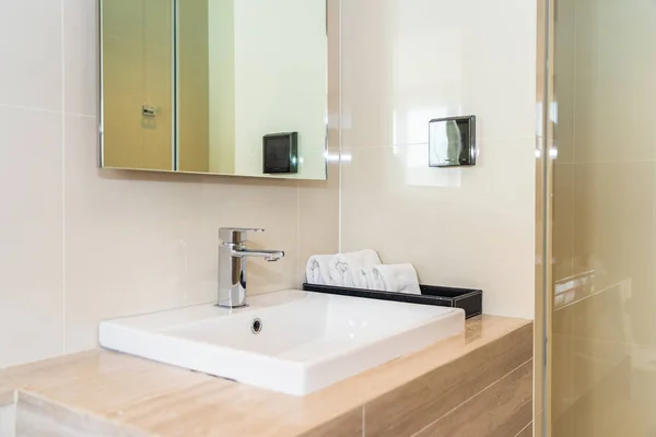 Вода кран Раковина украшения в ванной комнате — стоковое фото