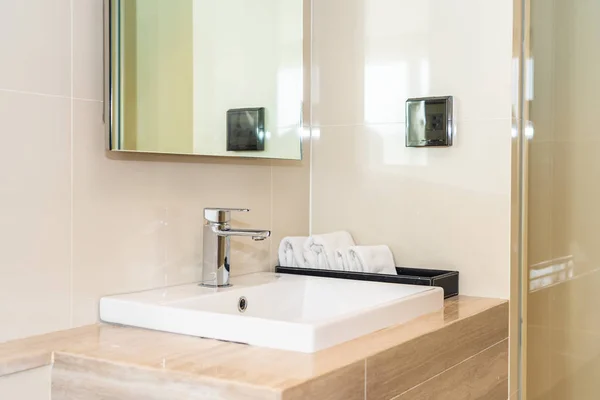 Waterkraan Aanrecht decoratie in de badkamer — Stockfoto