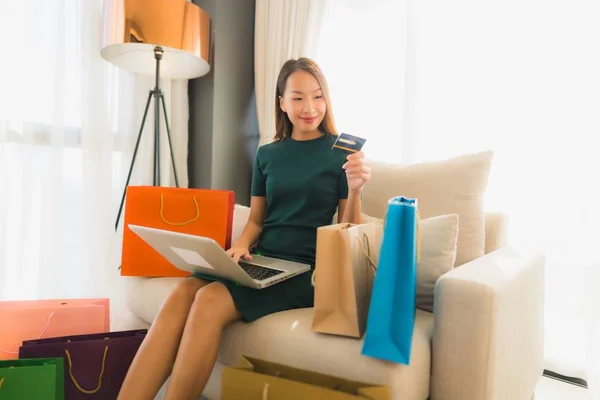 Retrato hermosa joven asiático mujeres utilizando ordenador portátil o sm — Foto de Stock