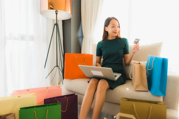 Retrato hermosa joven asiático mujeres utilizando ordenador portátil o sm — Foto de Stock