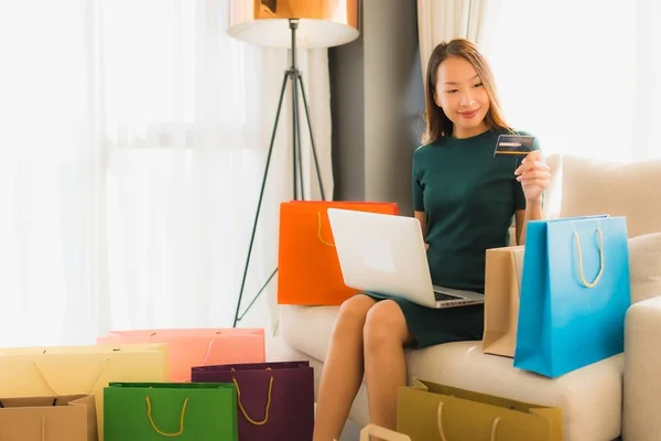 Retrato hermosa joven asiático mujeres utilizando ordenador portátil o sm — Foto de Stock