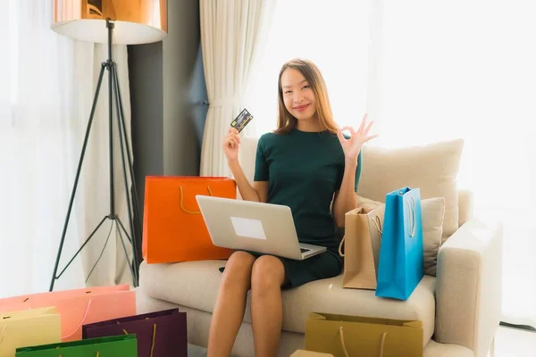 Retrato hermosa joven asiático mujeres utilizando ordenador portátil o sm — Foto de Stock