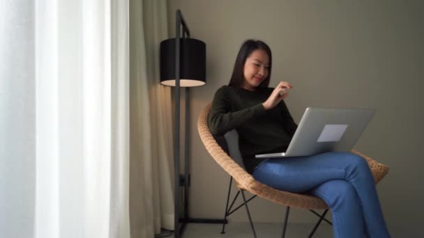 Bilder Vacker Asiatisk Kvinna Som Arbetar Med Bärbar Dator Hemma — Stockvideo