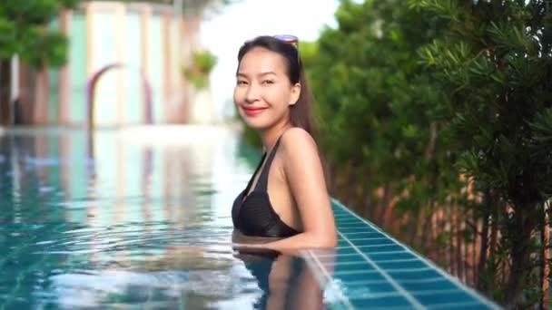 Images Belle Femme Asiatique Détendre Dans Piscine Hôtel — Video