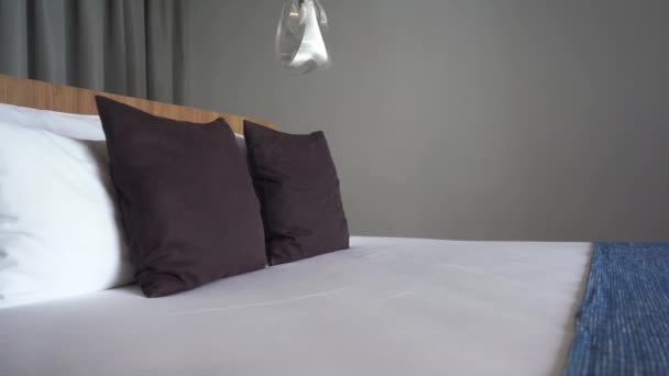 Záběry Luxusně Zařízené Ložnice Hotelu — Stock video