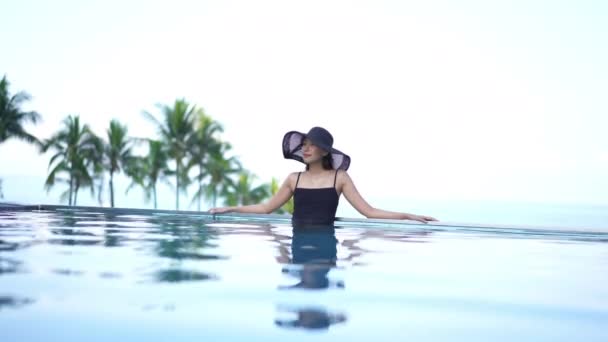 Footage Beautiful Asian Woman Relaxing Pool Hotel — Stock Video