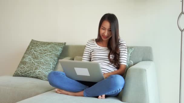 Кадри Красивої Азіатської Жінки Працює Ноутбуком Вдома — стокове відео