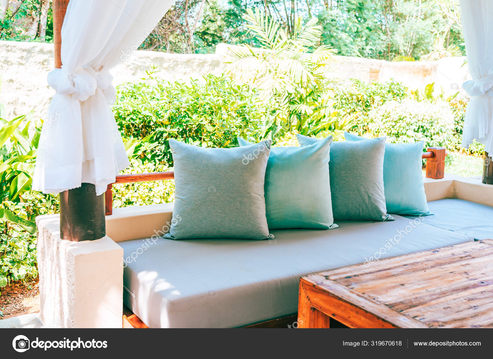 Almohada en sofá silla decoración patio exterior con vistas al jardín