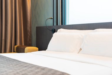 Güzel lüks rahat beyaz yastık ve battaniye yatakta zekâ