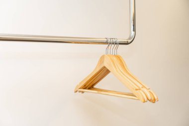 Odanın içinde elbise askısı süslemesi