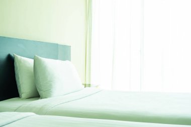 Yastık ve battaniye yatağın üzerinde, içinde lamba süslemesi var.