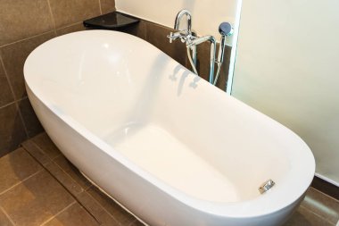 Güzel, lüks, beyaz küvet dekorasyonu.