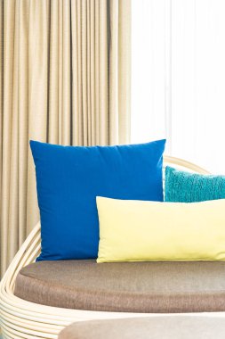 Koltuğun iç tarafında yastık var.