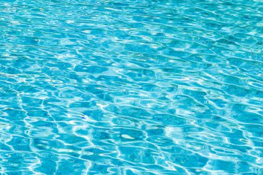 Soyut ve yüzey havuzu suyu, güneş ışığının geri çekilmesiyle yansır