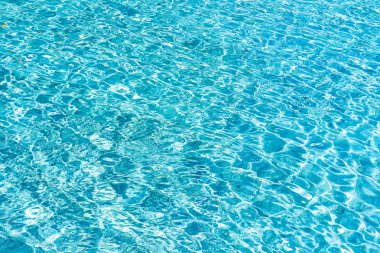 Soyut ve yüzey havuzu suyu, güneş ışığının geri çekilmesiyle yansır