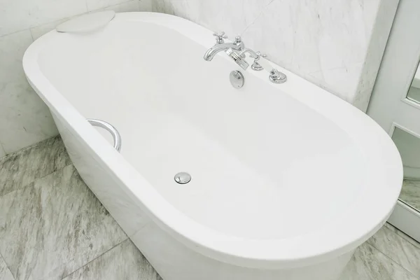 Hermosa decoración de bañera blanca de lujo en el interior del baño —  Fotos de Stock