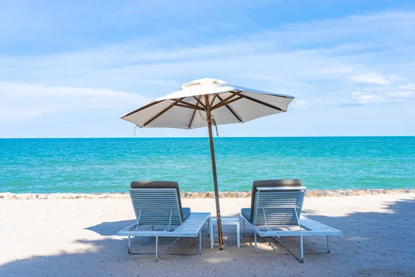 Hermoso paraguas y silla alrededor de la playa mar océano con azul sk — Foto de Stock