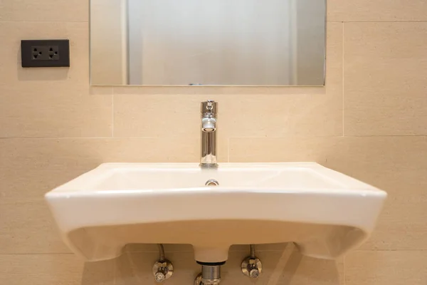 Évier blanc avec décoration de robinet d'eau dans la salle de bain — Photo