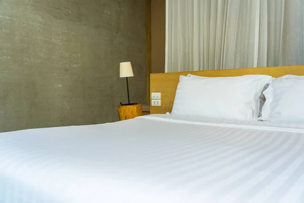 Almohada y manta en la cama con lámpara de luz decoración interior —  Fotos de Stock