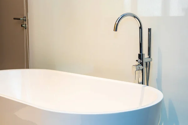 Décoration intérieure de baignoire de luxe blanche — Photo