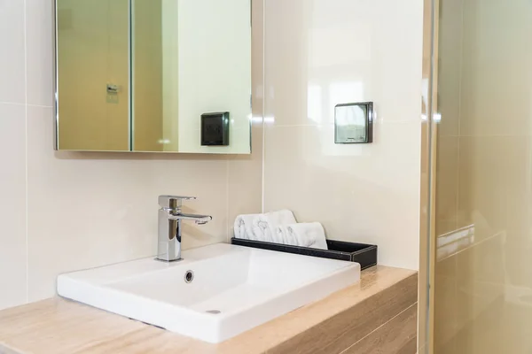 Grifo de agua Decoración del fregadero en el baño —  Fotos de Stock