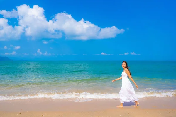 Porträt schöne junge asiatische Frau glücklich lächeln Freizeit auf der — Stockfoto