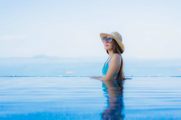 Retrato bonito jovem asiático mulheres feliz sorriso relaxar ao ar livre s — Fotografia de Stock