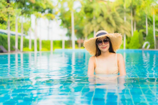 Retrato bonito jovem asiático mulheres feliz sorriso relaxar ao ar livre s — Fotografia de Stock