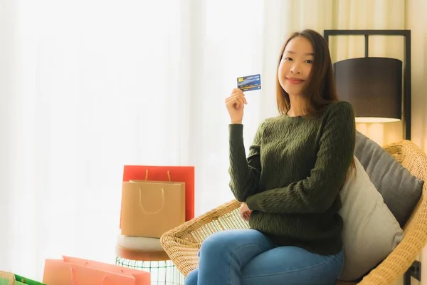 Retrato hermosa joven asiático mujeres utilizando ordenador portátil o sm — Foto de Stock