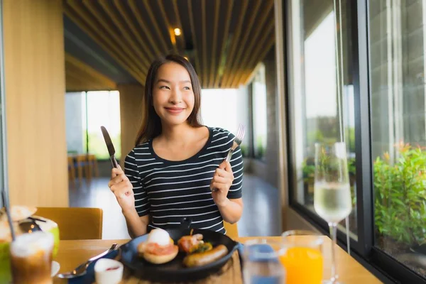 Retrato hermosa joven asiático mujeres sonrisa feliz en restaurante un —  Fotos de Stock