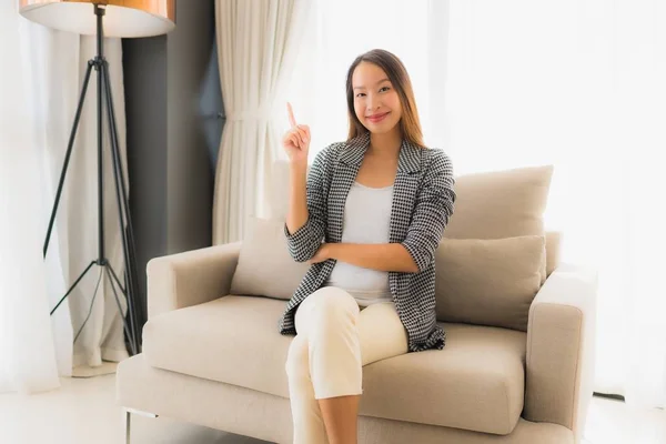 Retrato hermosa joven asiático mujeres feliz sonrisa relajarse sentado o — Foto de Stock