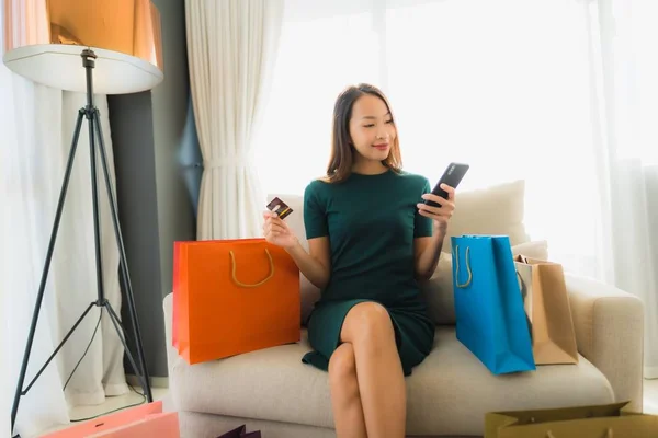 Retrato hermosa joven asiático mujeres utilizando ordenador portátil o sm — Foto de Stock