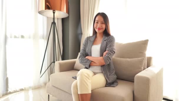 美丽的亚洲女人在家里沙发上放松的镜头 — 图库视频影像