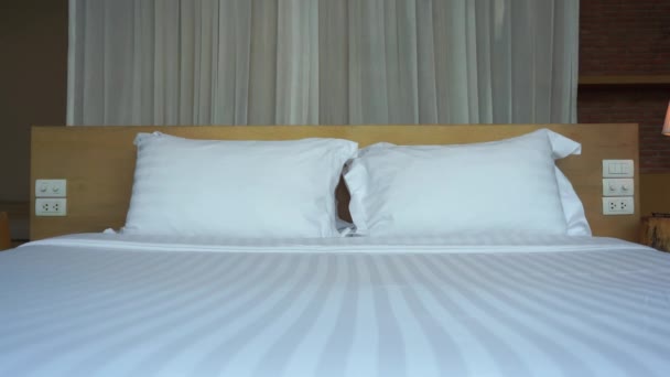 Кадри Розкішної Меблевої Спальні Готелі — стокове відео