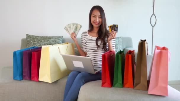 Filmmaterial Von Schönen Asiatischen Frau Macht Shopping Mit Laptop Hause — Stockvideo