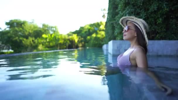 Imagens Bela Mulher Asiática Relaxante Piscina Hotel — Vídeo de Stock