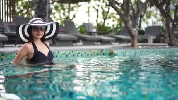 Metraje Hermosa Mujer Asiática Relajándose Piscina Hotel — Vídeos de Stock