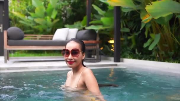 Metraje Hermosa Mujer Asiática Relajándose Piscina Hotel — Vídeo de stock