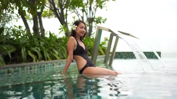 Filmati Una Bella Donna Asiatica Che Rilassa Piscina Hotel — Video Stock